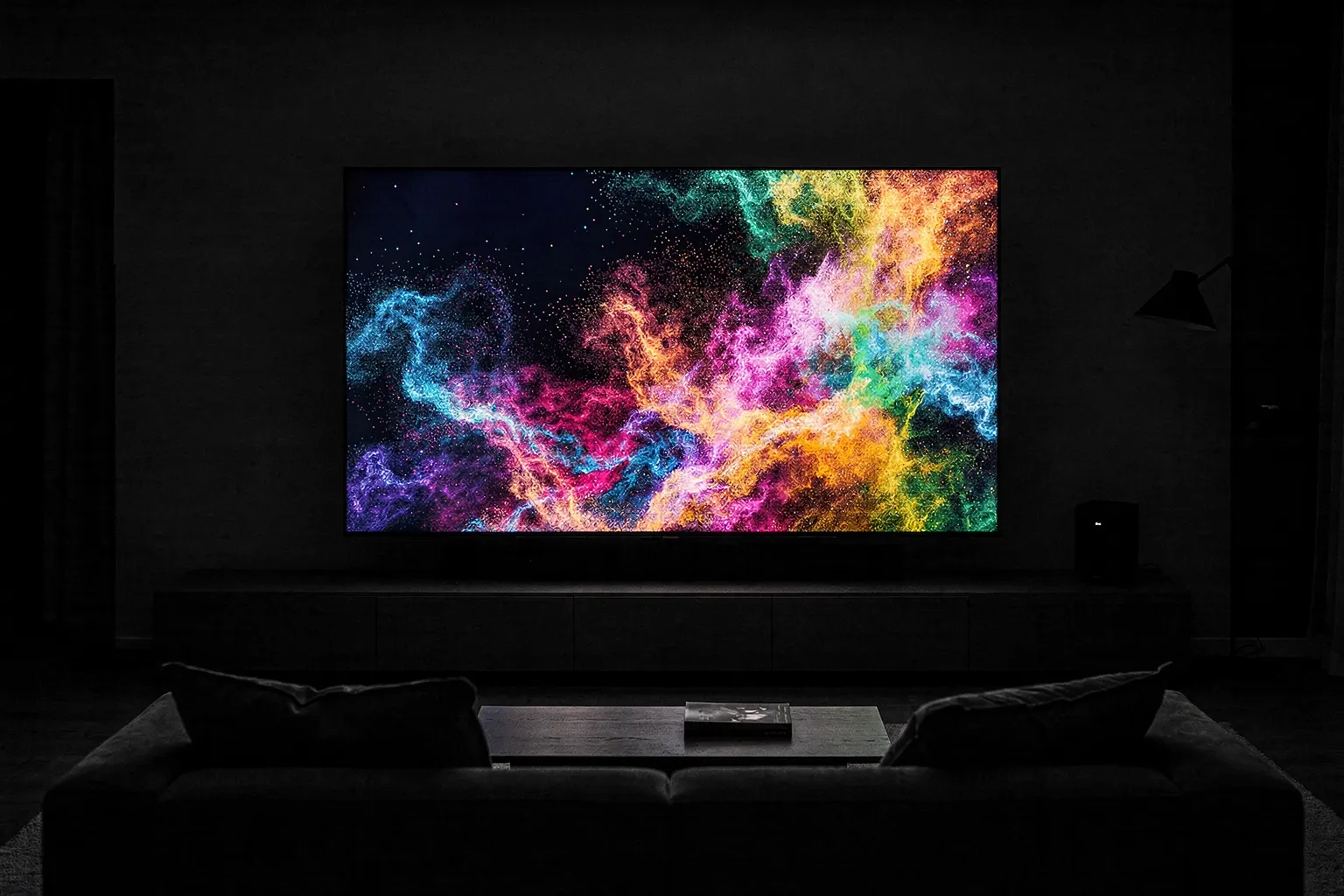 Téléviseur micro RGB grand format affichant des couleurs vives dans un salon moderne