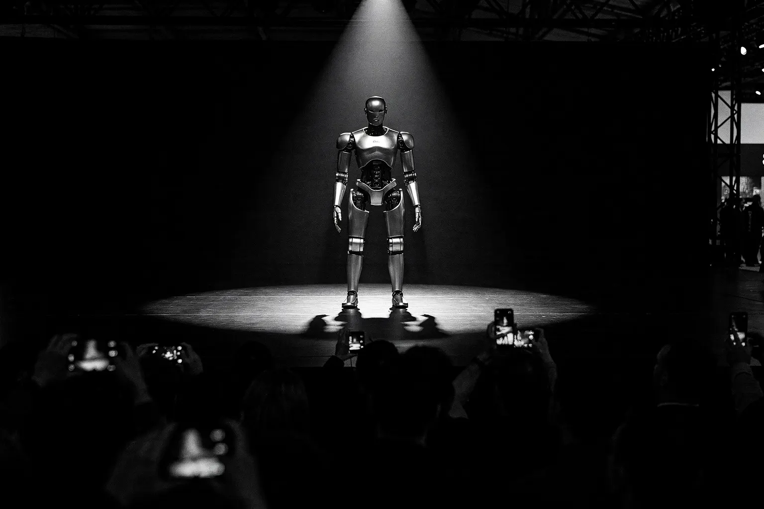 Robot humanoïde présenté sur scène au CES de Las Vegas devant une foule de visiteurs